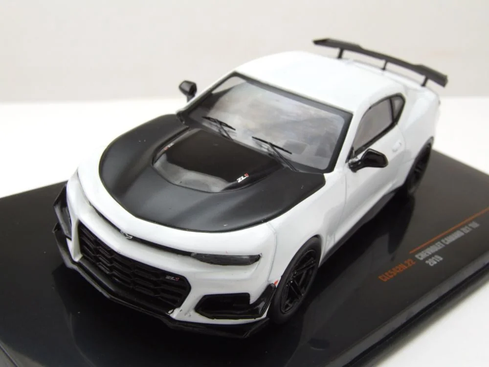 IXO Models Chevrolet Camaro ZL1 2019 Modellauto weiß schwarz