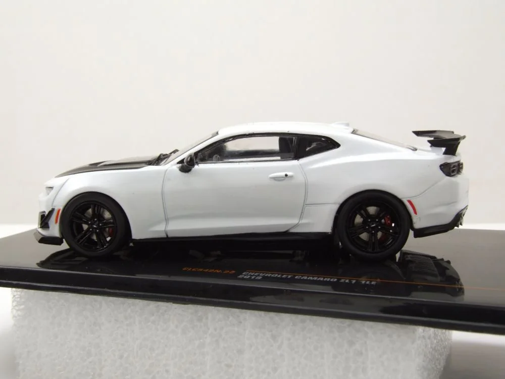 IXO Models Chevrolet Camaro ZL1 2019 Modellauto weiß schwarz